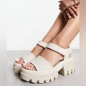 Timberland 🔥
Women’s Timberland everleigh ankle strap sandals 🔥 Size 10